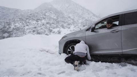 Un automóvil atascado en la nieve en la autopista Angels Crest en las montañas de San Gabriel durante una tormenta el viernes 24 de febrero de 2023 en La Canada, California.