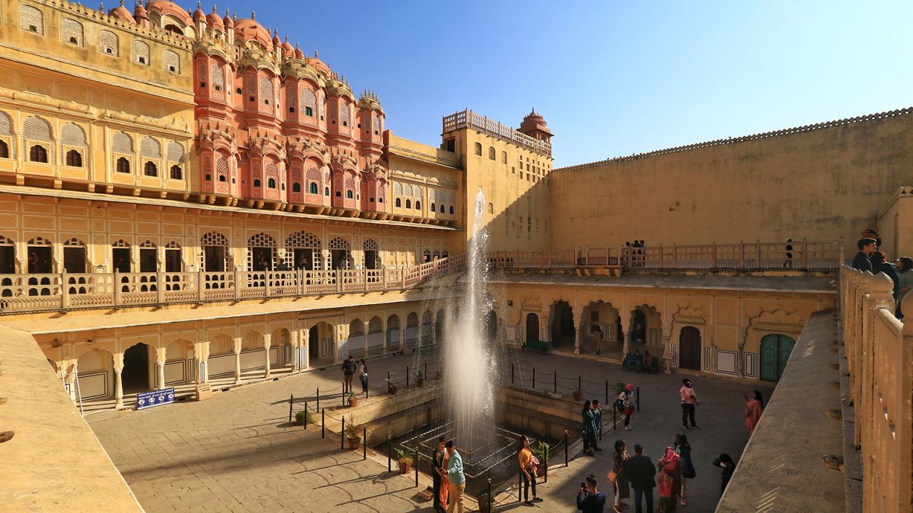 Roughly 1 million people visit Hawa Mahal each year. 