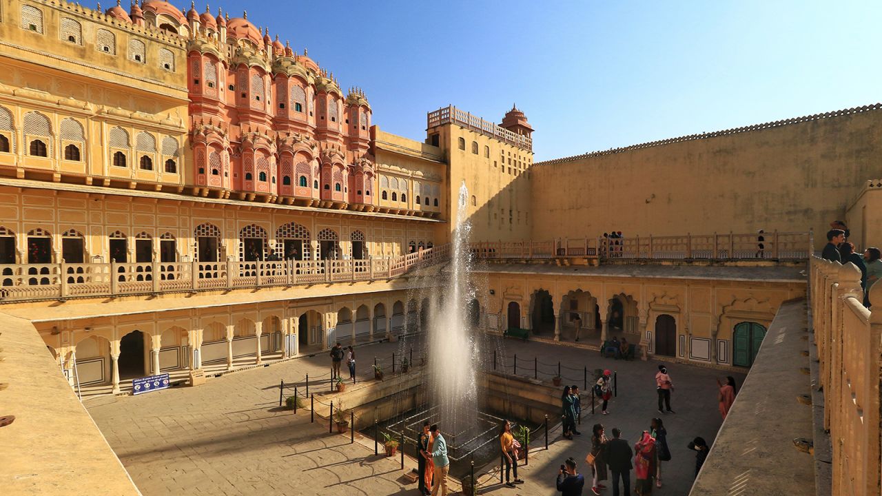 Roughly 1 million people visit Hawa Mahal each year. 