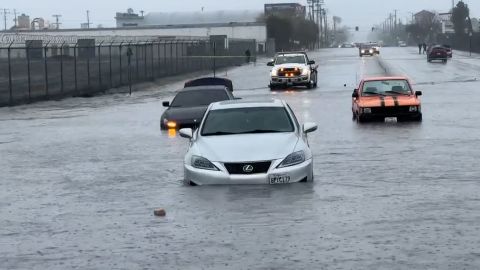Los autos se inundan en Vineland Ave en North Hollywood, California, el viernes 24 de febrero de 2023.