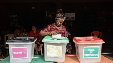 Seorang pemilih memberikan suaranya di TPS di Amatutu di Negara Bagian Anambra barat pada hari Sabtu.