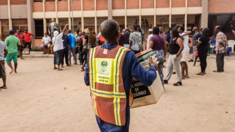 Pejabat Komisi Pemilihan Nasional Independen (INEC) menyiapkan bahan pemungutan suara di tempat pemungutan suara di Ojuelegba, Lagos, pada 25 Februari 2023, sebelum tempat pemungutan suara dibuka.