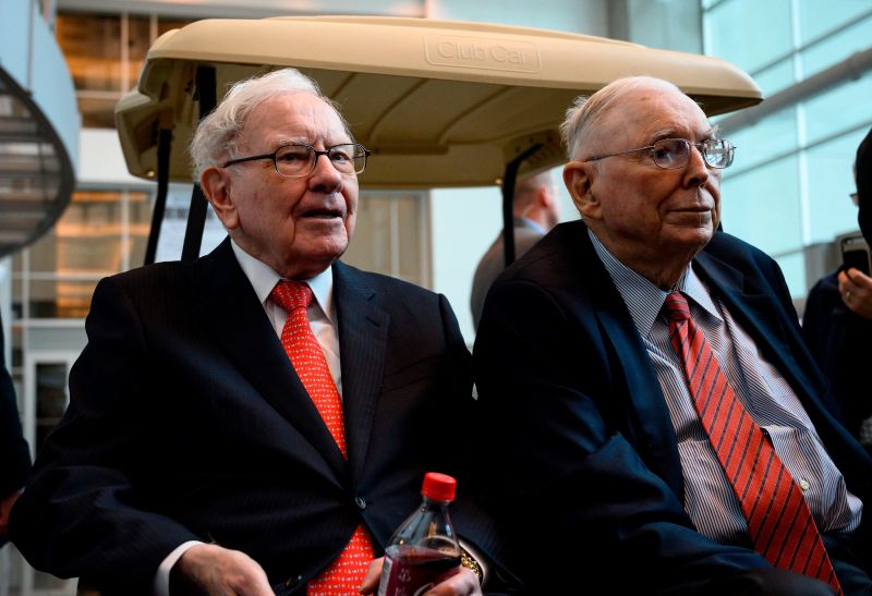 Warren Buffett Holds First Berkshire Hathaway Meeting Without Charlie ...