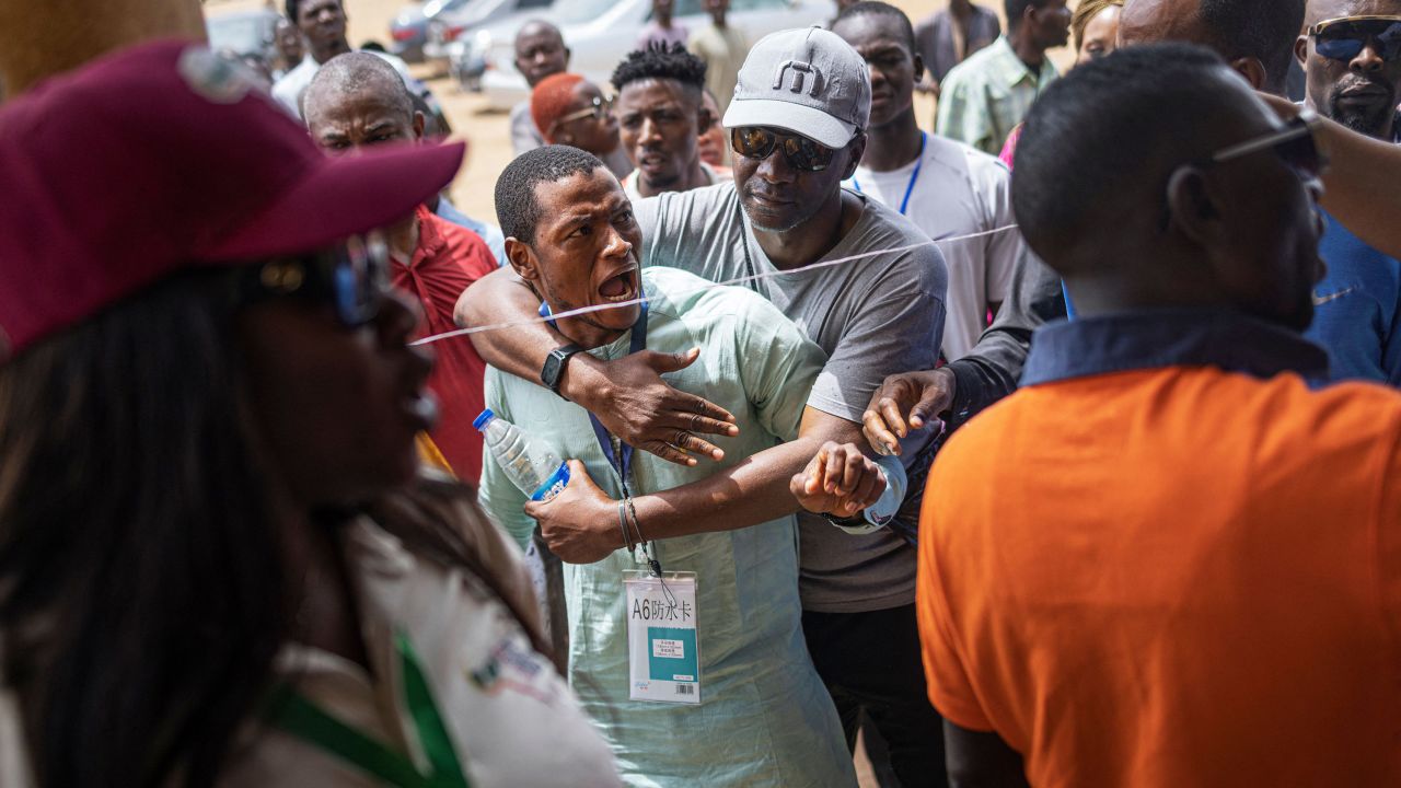 A party observer argues with an official of the Independent National Electoral Commission (INEC) in Abuja on February 25, 2023, during Nigeria's presidential and general election.