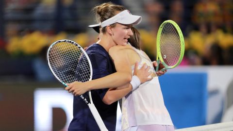 Krejčíková embraces Świątek after winning the final.