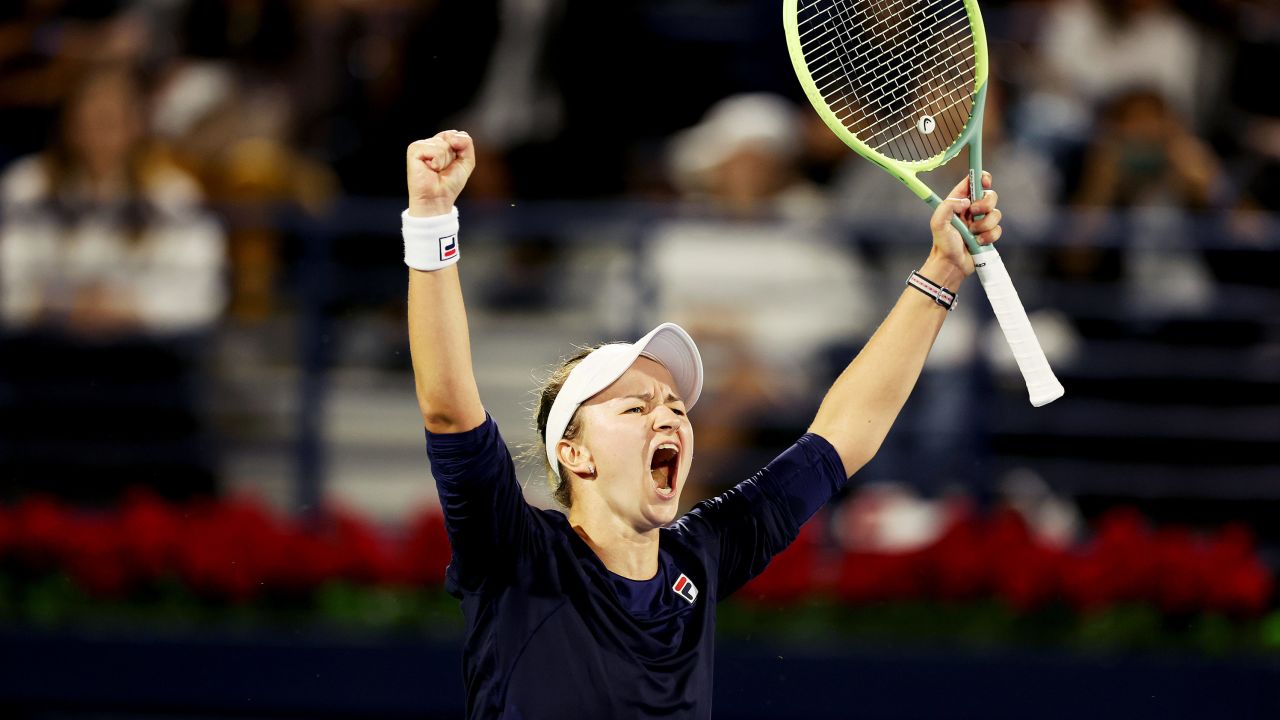 Krejčíková celebrates defeating Świątek in the final of the Dubai Tennis Championships. 
