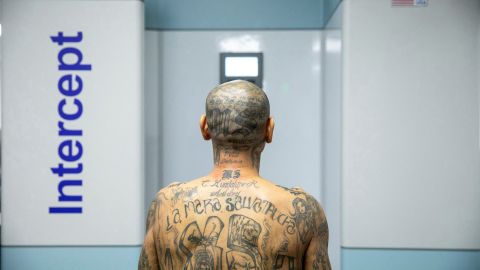 Los presos fueron desnudados en pantalones blancos y sus cabezas rapadas.  Muchos de ellos tenían tatuajes de pandillas.
