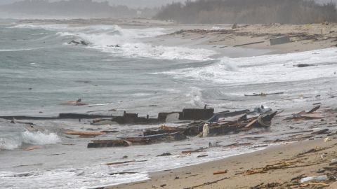 El número provisional de muertos de 58 podría aumentar, según un funcionario local, con el mal tiempo haciendo que el campo de escombros sea más grande.