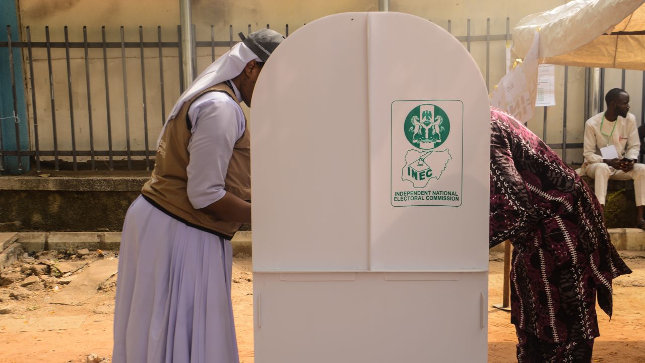Voters cast their ballots at a polling unit during the Nigeria Presidential election at a polling station at the Federal Capital Territory, Abuja on February 25, 2023.  (Photo by  Olukayode Jaiyeola/NurPhoto via Getty Images)