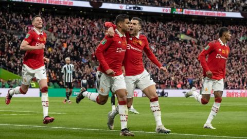 Casemiro merayakan mencetak gol pertama Manchester United di final Piala Carabao.