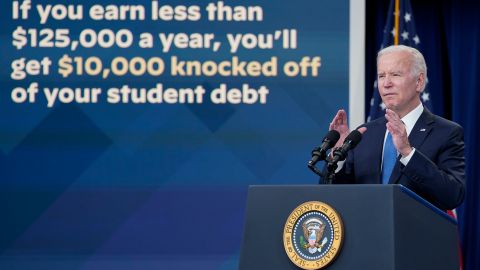 يتحدث الرئيس جو بايدن عن إطلاق الموقع الإلكتروني الخاص بإعفاء الطلاب من الديون في البيت الأبيض في 17 أكتوبر 2022. 
