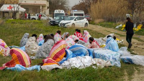 Hafta sonu ölümcül bir gemi enkazından kurtarılan göçmenlerden bazıları 26 Şubat 2023'te kurtarıldı ve battaniyelerle ısıtıldı.