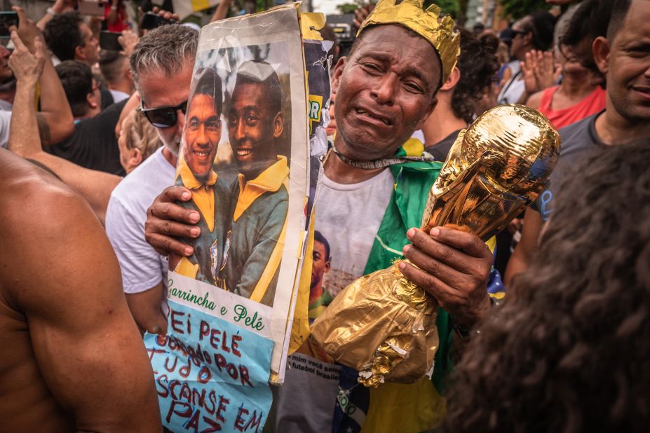 Italian photographer Nicola Zolin captured tributes to late soccer star Pelé in the Brazilian city of Santos.