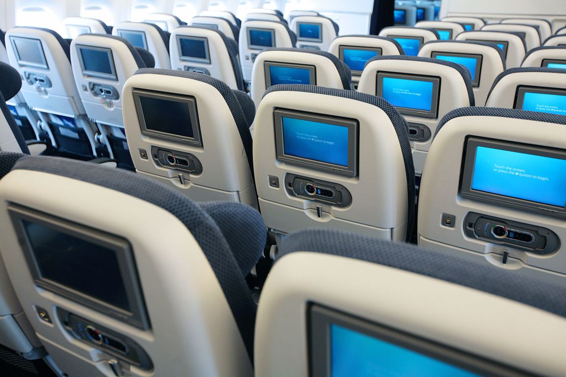 The Ultimate Guide to Flying Comfortably on Long Flights (30 Flight Tips  and Tricks)