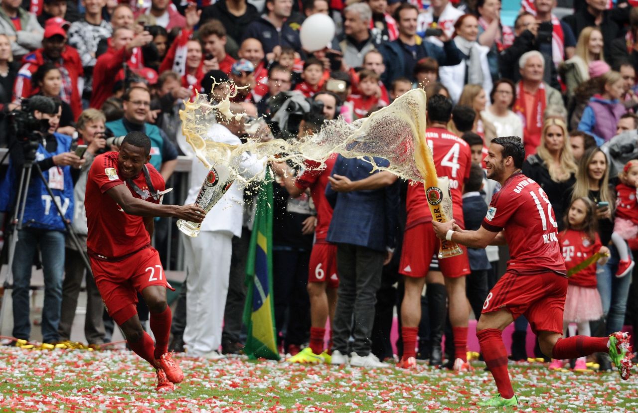 It's a Bayern Munich tradition for players to celebrate winning the Bundesliga by showering each other in beer, also known as Weißbierdusche (wheat beer shower). As German champions 10 years in a row, the Bavarians have gone through plenty of pints over the last decade.‪ 