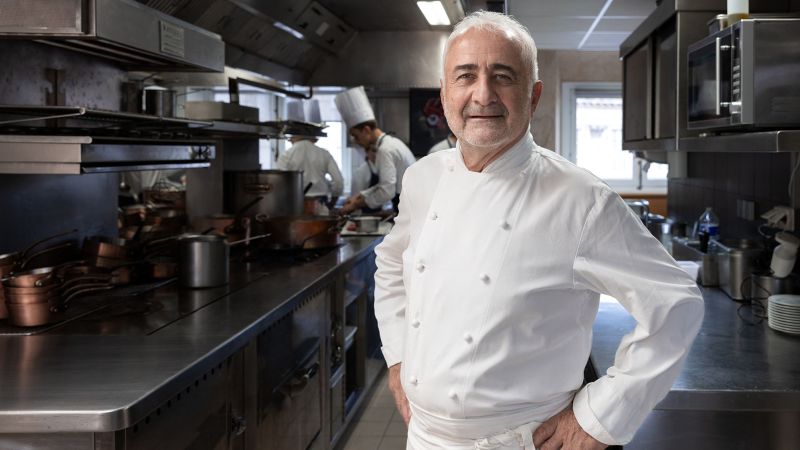NextImg:Guy Savoy, lauded as world's best chef, loses Michelin star | CNN