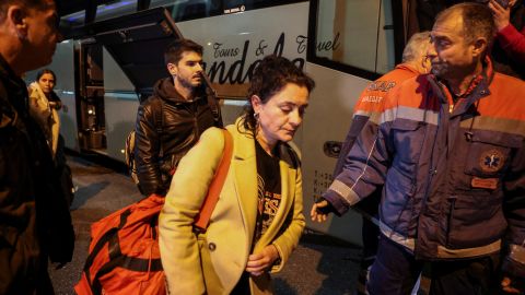 الركاب الذين نجوا من حادث قطار بالقرب من مدينة لاريسا يصلون إلى سالونيك ، اليونان ، في 1 مارس 2023.