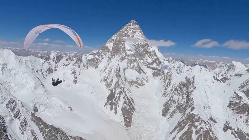 Horacio Llorens, Tom de Dorlodot paraglide to K2 | CNN