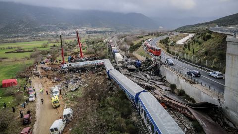 Fotografado em 1º de março de 2023, a polícia e equipes de emergência procuram os destroços de um vagão esmagado por um acidente de trem mortal no centro da Grécia na terça-feira.