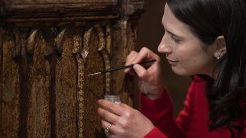 Conservator Krista Blessley werkt aan de kroningsstoel in Westminster Abbey.