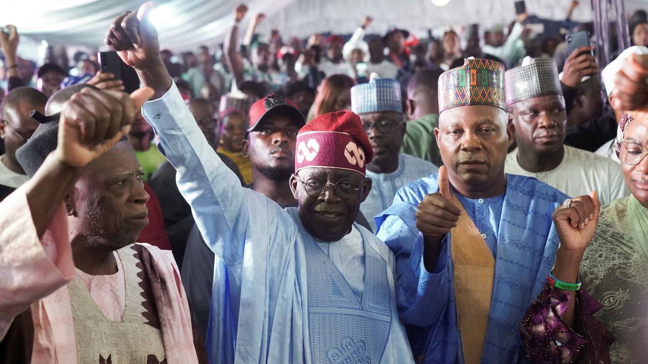 Bola Ahmed Tinubu diisytiharkan sebagai pemenang pilihan raya presiden Nigeria, pada 1 Mac. Pilihan raya itu dicemari dengan dakwaan rasuah, keganasan, kegagalan teknikal dan peratusan keluar mengundi paling rendah dalam sejarah Nigeria. 