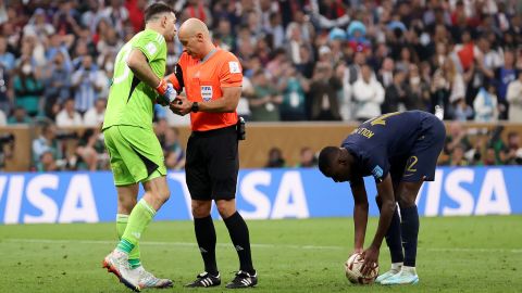 Emiliano Martínez of Argentina attempted to distract Randal Kolo Muani ahead of his penalty.