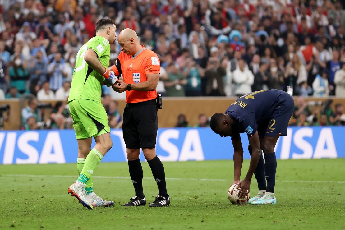Emiliano Martínez of Argentina attempted to distract Randal Kolo Muani ahead of his penalty.