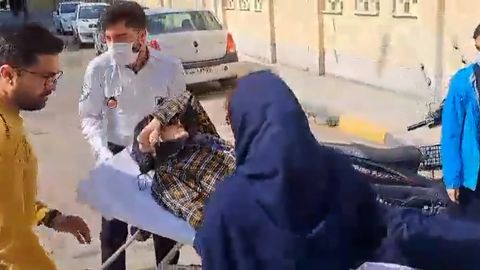 Un equipo médico de la Universidad Tecnológica de Isfahan lleva a un estudiante herido en una camilla.