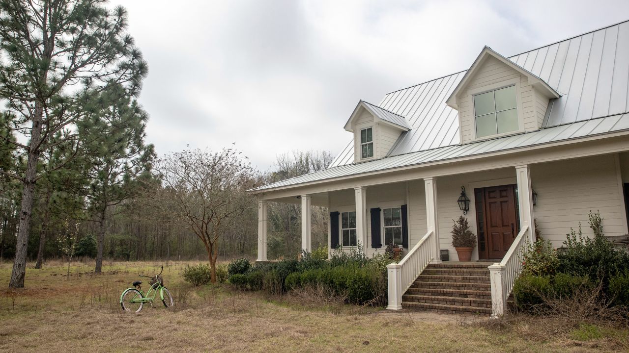Moselle estate Jurors visited Alex Murdaugh's property where his wife(04)
