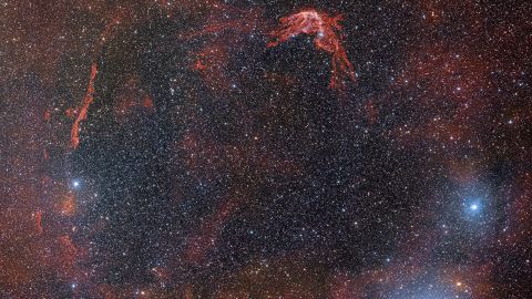 Prstencová skořápka je vše, co zbylo ze supernovy, která osvětlovala oblohu před více než 1800 lety.