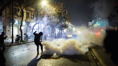 Demonstran, dalam foto Rabu, bentrok dengan polisi anti huru hara di jalan-jalan Athena, setelah tabrakan pada Selasa yang menewaskan puluhan orang dan melukai puluhan lainnya.