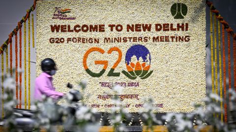 28 Şubat 2023'te Hindistan'ın Yeni Delhi kentinde dışişleri bakanlarını çiçeklerle süslenmiş bir pano karşılıyor. 