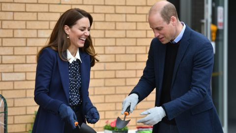 Photo d'archive de William et Kate prenant part à une séance de jardinage lors d'un engagement en 2021 à Wolverhampton, en Angleterre