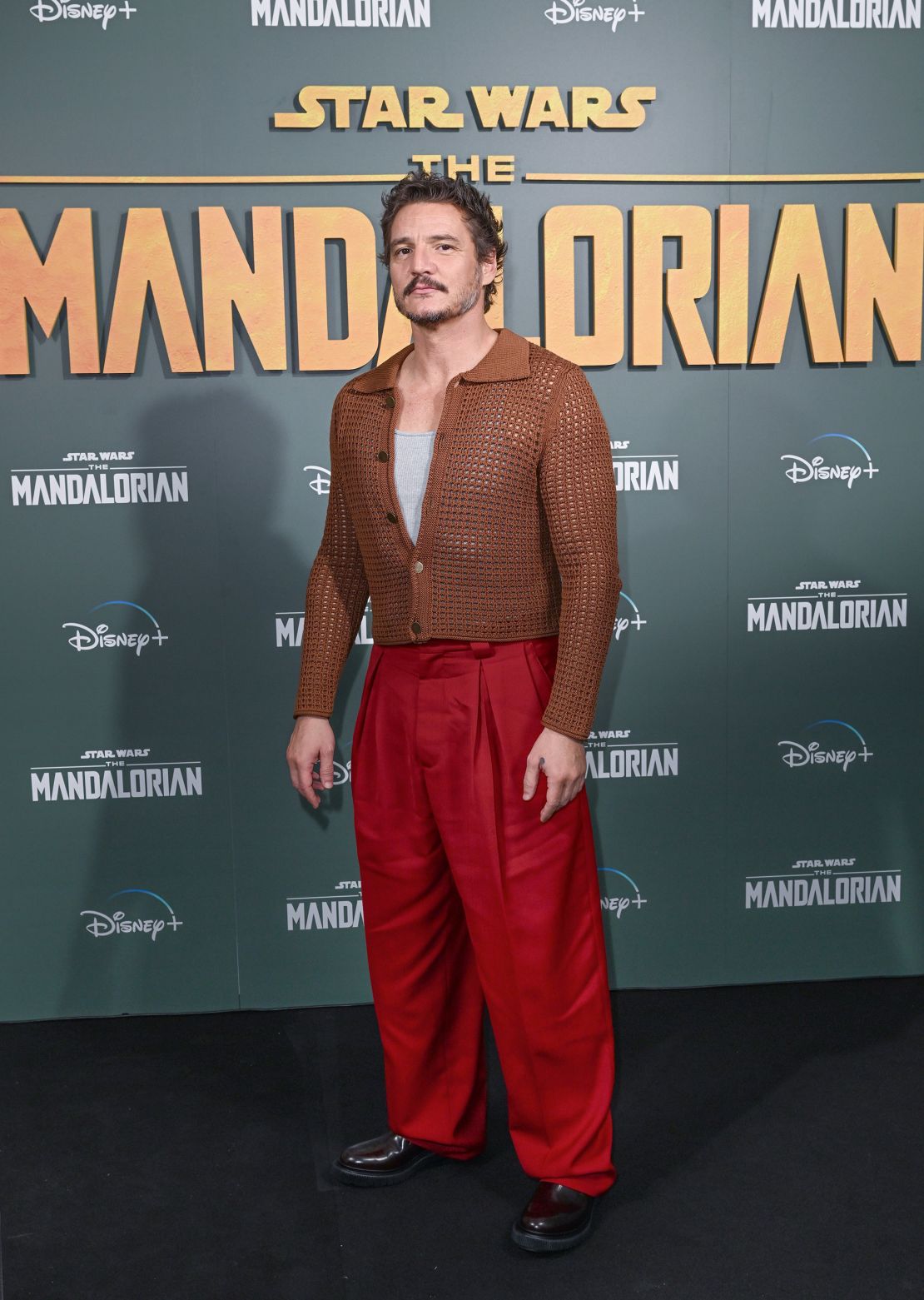 Pascal and his stylist Julie Ragolia have been experimenting on the red carpet with fatherly knits.