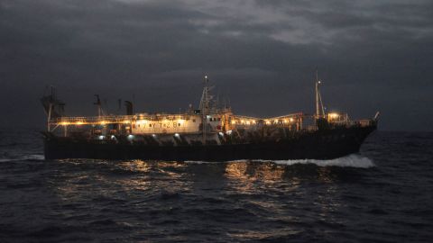 Un barco captura calamares en alta mar cerca de las Islas Galápagos.