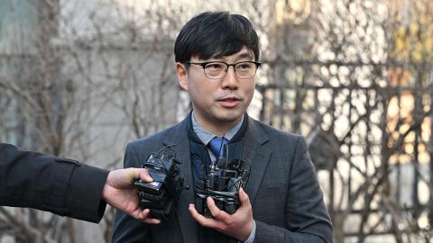 Der südkoreanische Anwalt Lee Jong-chan, der russische Asylbewerber vertritt, die am internationalen Flughafen Incheon gestrandet sind, vor dem Bezirksgericht am 14. Februar 2023.