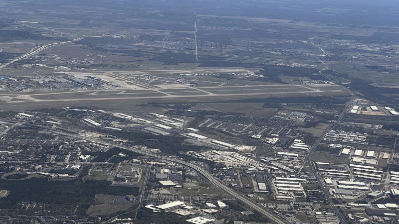 NextImg:NTSB: FedEx plane was only 150 feet off ground when disaster was averted | CNN Business