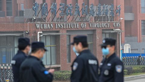 يقف أفراد الأمن حراسة خارج معهد ووهان لعلم الفيروسات في ووهان حيث يقوم أعضاء فريق منظمة الصحة العالمية (WHO) بالتحقيق في أصول فيروس كورونا Covid-19 بزيارة في 3 فبراير 2021. 