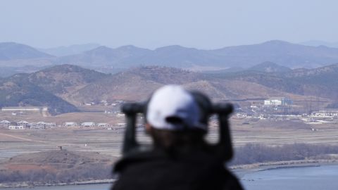 Gość patrzy na granicę między Koreą Południową i Północną z Centrum Obserwacyjnego Zjednoczenia w Paju w Korei Południowej.