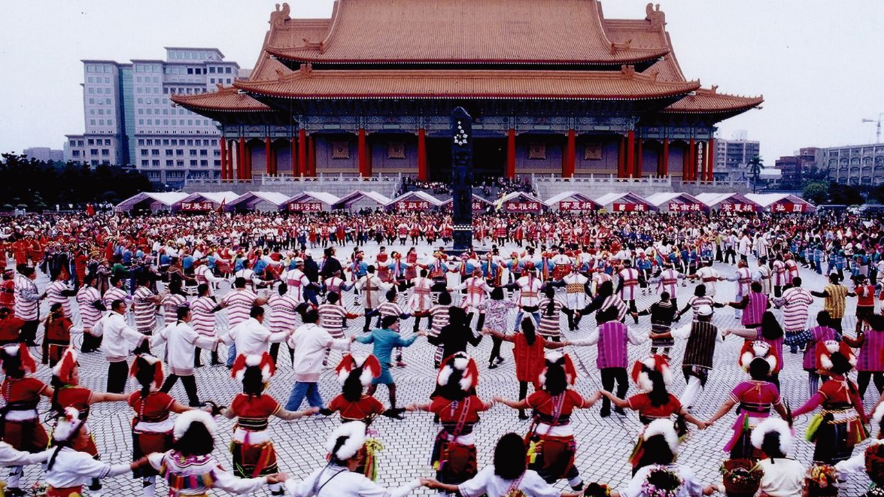 Celebrations in central Taipei after the establishment of the Council of Indigenous Peoples on December 10, 1996.