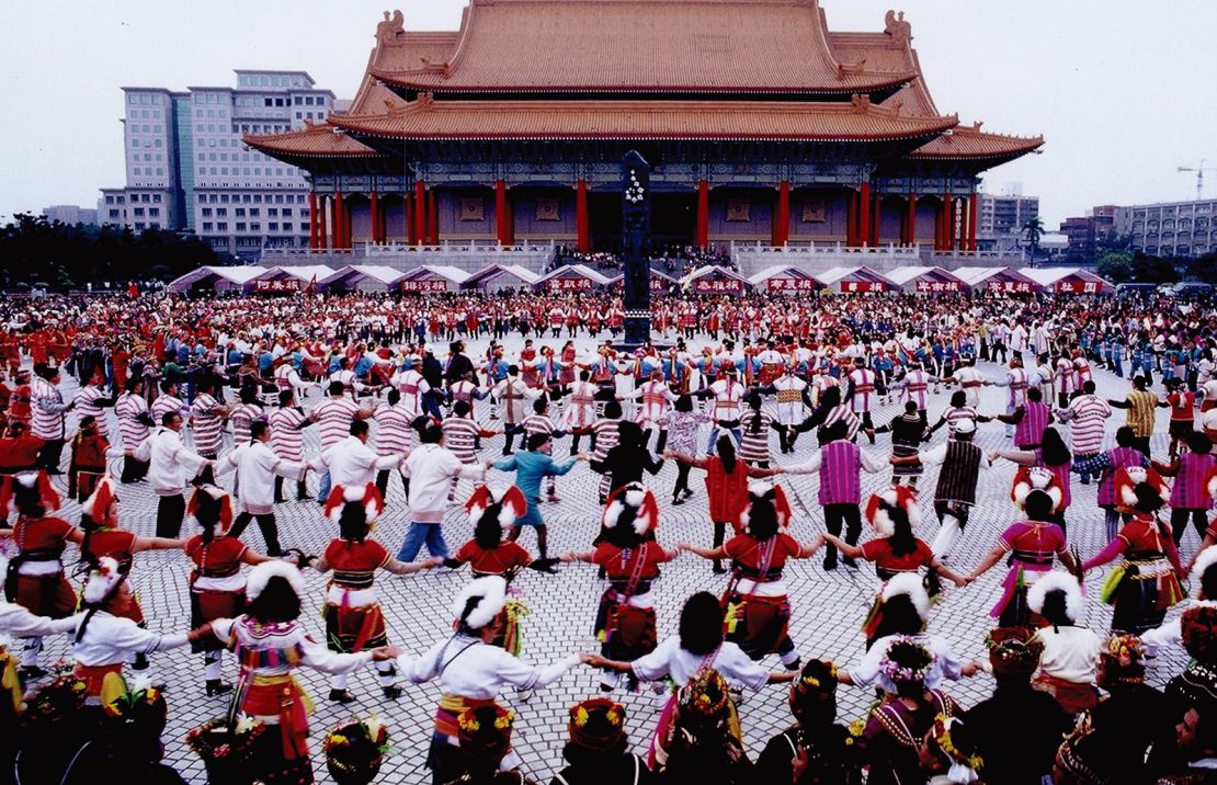 Celebrations in central Taipei after the establishment of the Council of Indigenous Peoples on December 10, 1996.