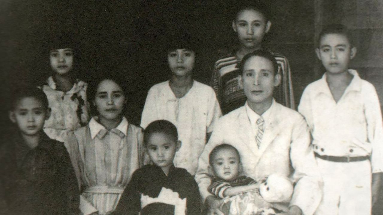 Uyongu Yata'uyungana with his family members in 1945.