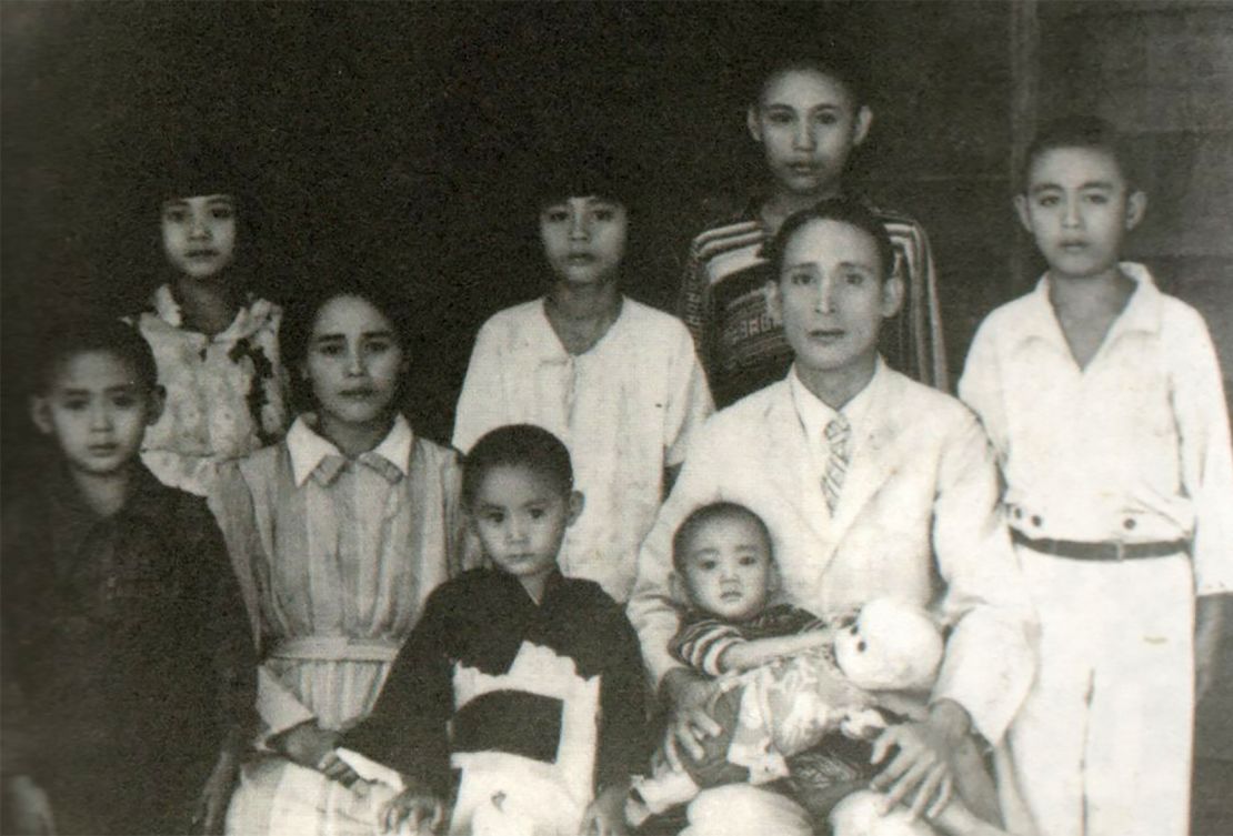 Uyongu Yata'uyungana with his family members in 1945.