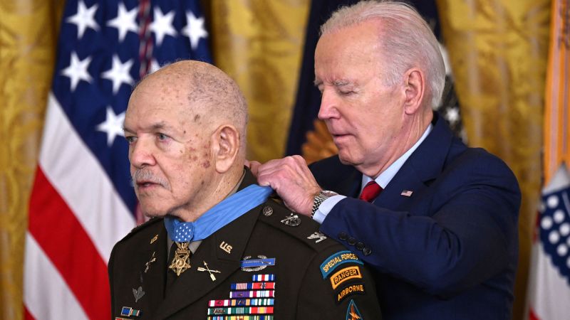 Special Forces soldier who ‘never’ quit receives Medal of Honor nearly 60 years after grueling firefight | CNN Politics