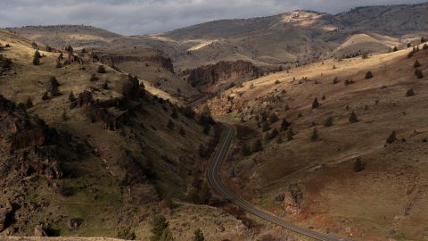 Sebuah jalan raya membentang melalui Jefferson County, Oregon.