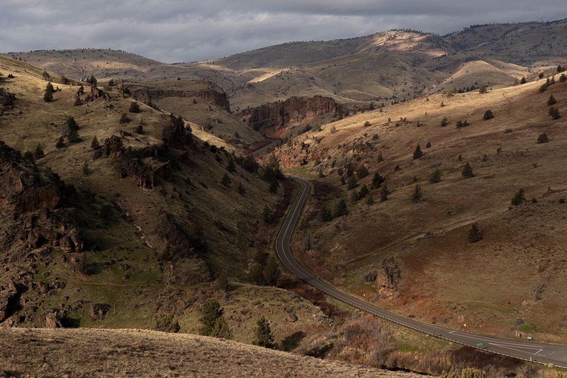 A highway stretches through Jefferson County, Oregon.