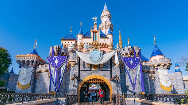 Dia membagikan rekor regulernya di Disneyland dengan kebijaksanaannya dari hampir 3.000 kunjungan taman berturut-turut.