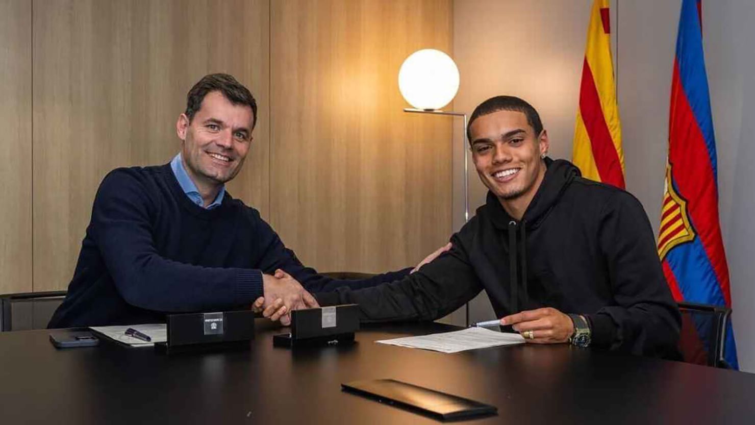 Ronaldinho's son, João Mendes, has signed a contract with Barcelona's under-19 team.
