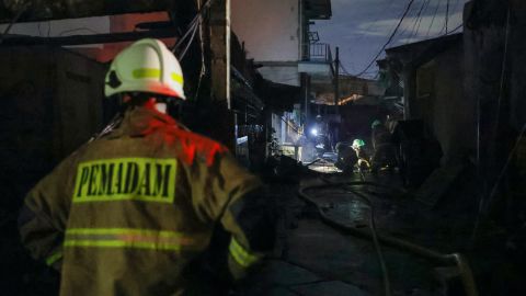Petugas pemadam kebakaran menanggapi insiden tersebut pada 3 Maret 2023. 
