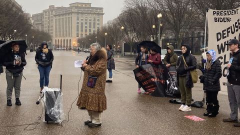 Nutaaq Simmonds dari Utqiagvik, Alaska, berbicara pada protes terhadap Proyek Willow di depan Gedung Putih pada hari Jumat.